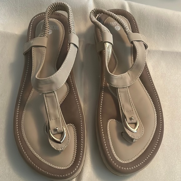 Socosands tan t-strap sandals. NWOT Size 10 (43) - Picture 1 of 4